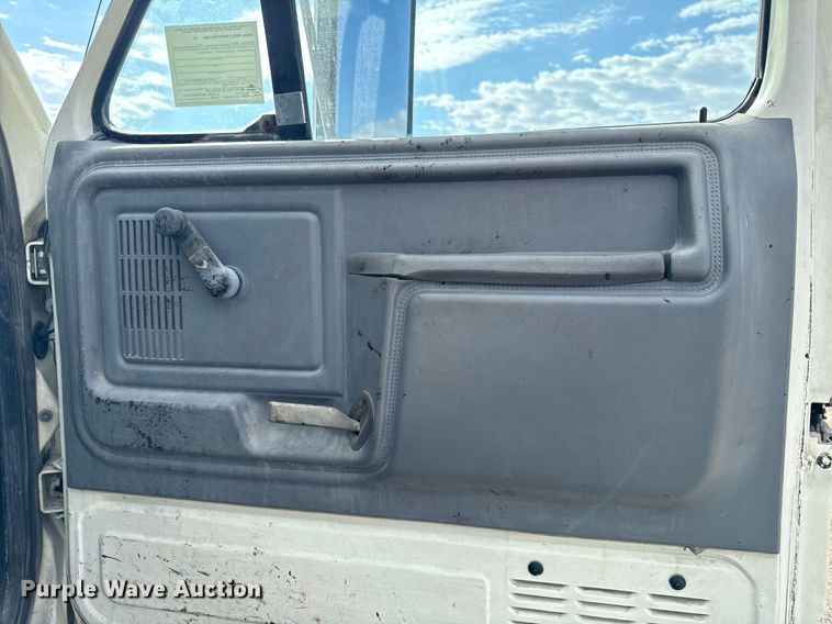 image for item EG6813 1995 Ford F800 truck cab and chassis