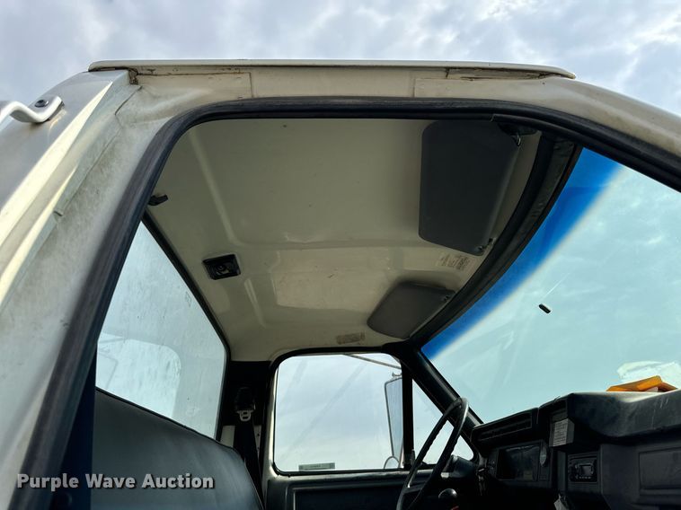 image for item EG6813 1995 Ford F800 truck cab and chassis