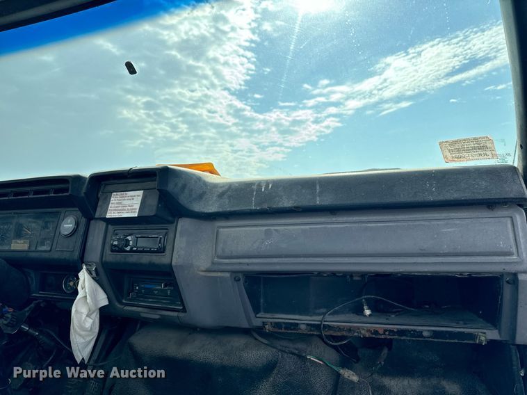 image for item EG6813 1995 Ford F800 truck cab and chassis