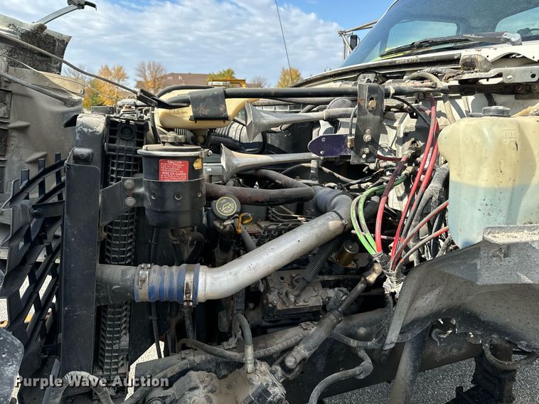 image for item EG6813 1995 Ford F800 truck cab and chassis