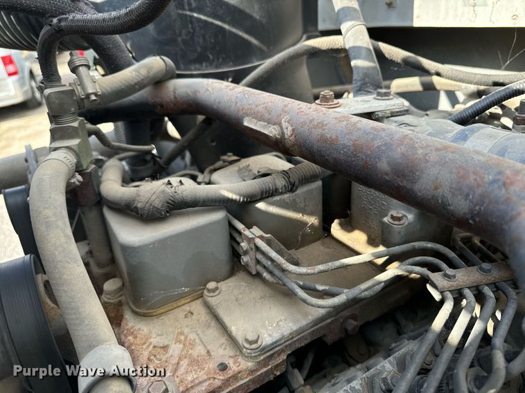 image for item EG6813 1995 Ford F800 truck cab and chassis