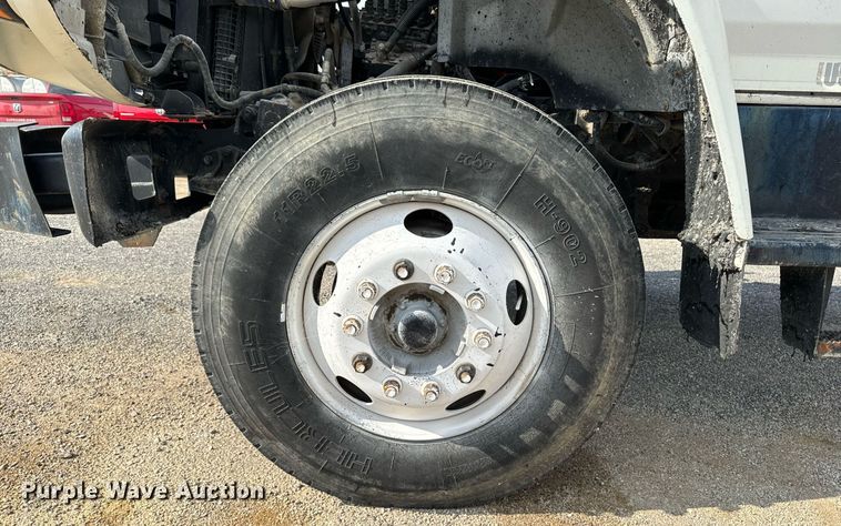 image for item EG6813 1995 Ford F800 truck cab and chassis