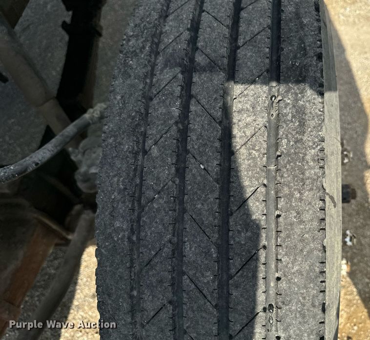 image for item EG6813 1995 Ford F800 truck cab and chassis