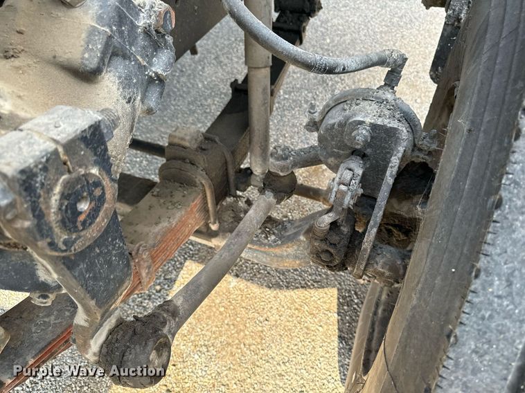 image for item EG6813 1995 Ford F800 truck cab and chassis