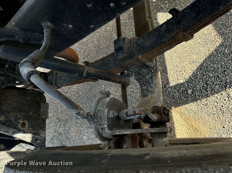 image for item EG6813 1995 Ford F800 truck cab and chassis