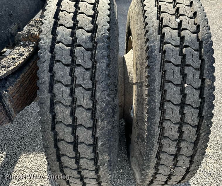 image for item EG6813 1995 Ford F800 truck cab and chassis