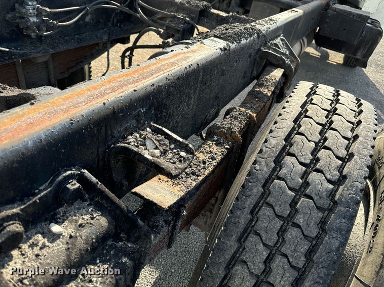 image for item EG6813 1995 Ford F800 truck cab and chassis