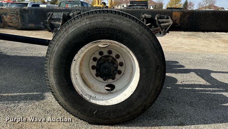 image for item EG6813 1995 Ford F800 truck cab and chassis