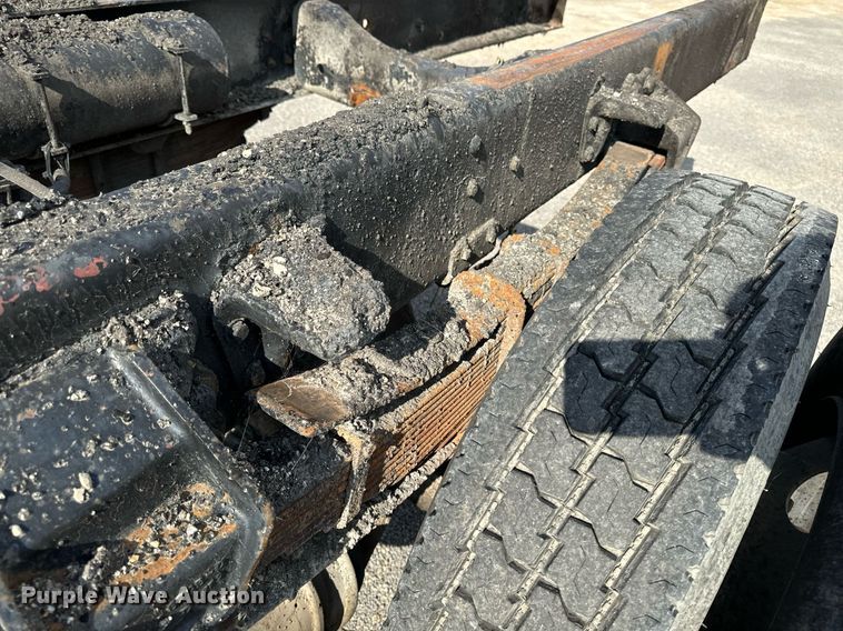 image for item EG6813 1995 Ford F800 truck cab and chassis