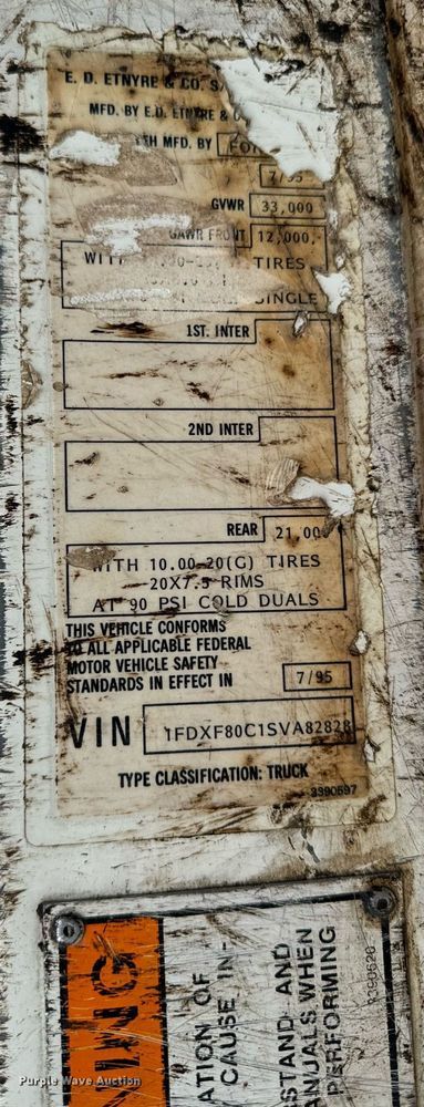 image for item EG6813 1995 Ford F800 truck cab and chassis