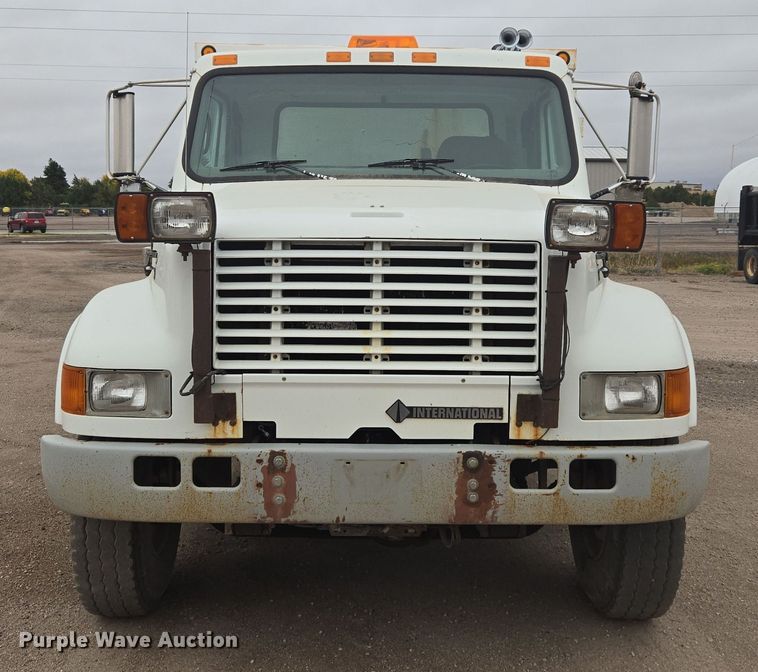 image for item EG9913 2001 International 4900 dump truck