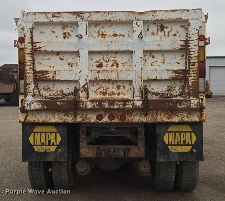 image for item EG9913 2001 International 4900 dump truck