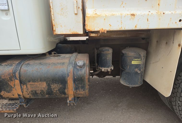 image for item EG9913 2001 International 4900 dump truck