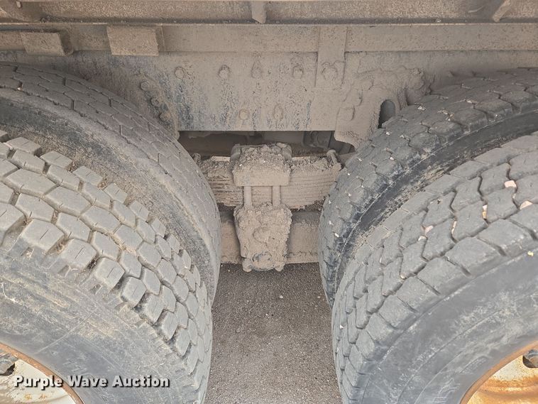 image for item EG9913 2001 International 4900 dump truck