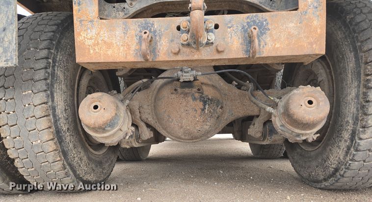 image for item EG9913 2001 International 4900 dump truck