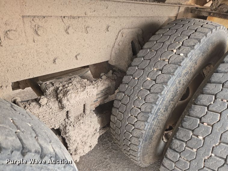 image for item EG9913 2001 International 4900 dump truck