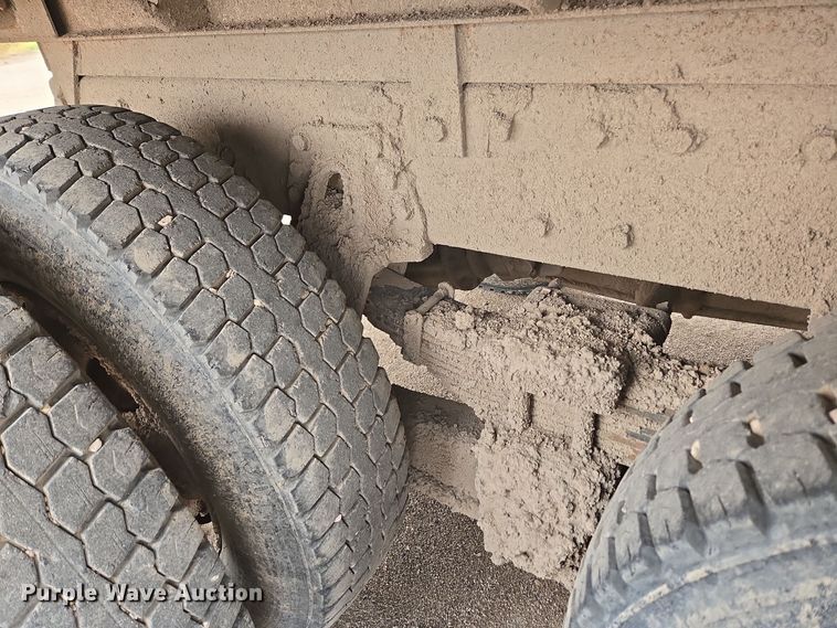 image for item EG9913 2001 International 4900 dump truck