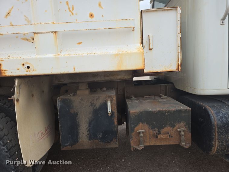 image for item EG9913 2001 International 4900 dump truck