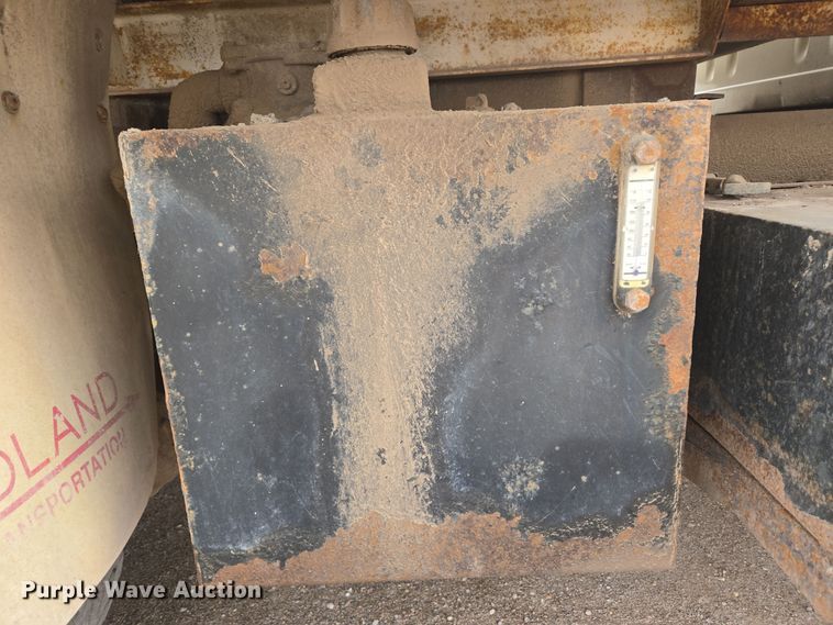 image for item EG9913 2001 International 4900 dump truck