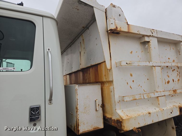 image for item EG9913 2001 International 4900 dump truck