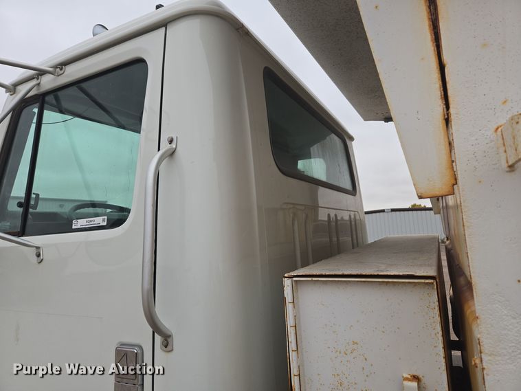 image for item EG9913 2001 International 4900 dump truck