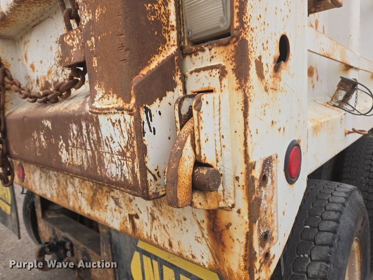 image for item EG9913 2001 International 4900 dump truck