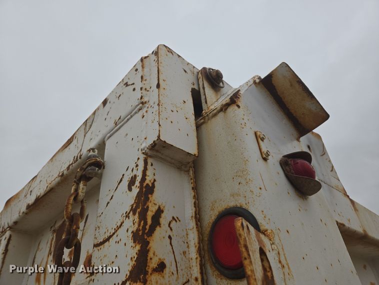 image for item EG9913 2001 International 4900 dump truck