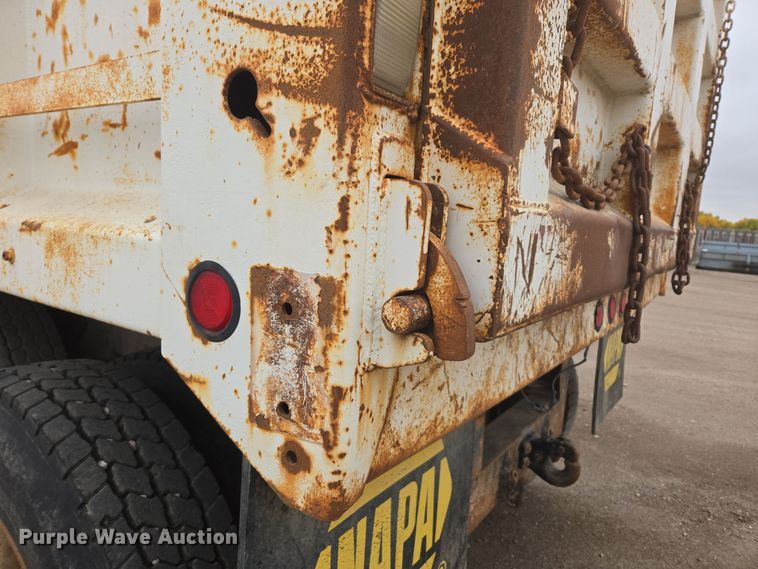 image for item EG9913 2001 International 4900 dump truck