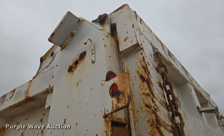 image for item EG9913 2001 International 4900 dump truck