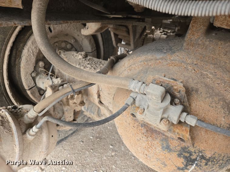 image for item EG9913 2001 International 4900 dump truck