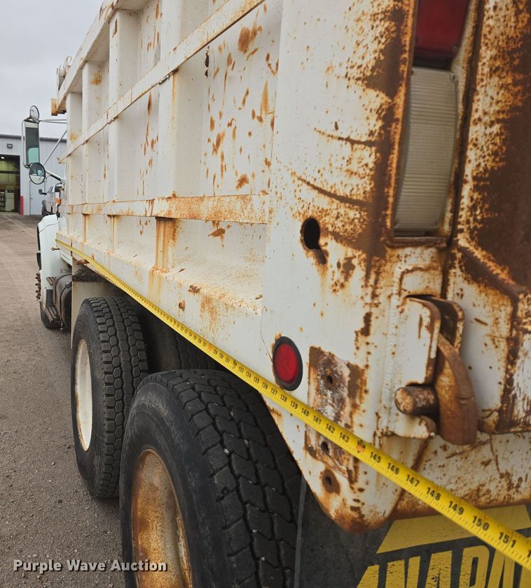 image for item EG9913 2001 International 4900 dump truck