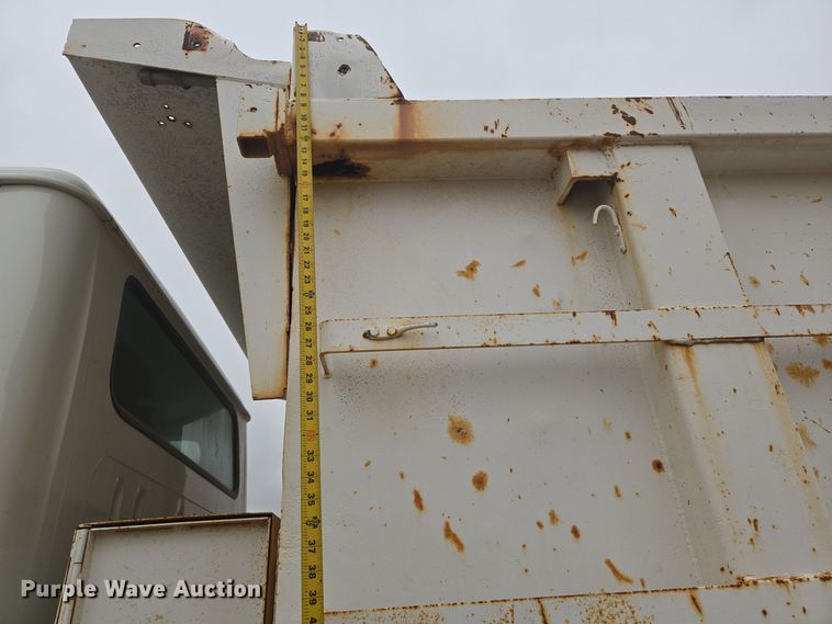 image for item EG9913 2001 International 4900 dump truck