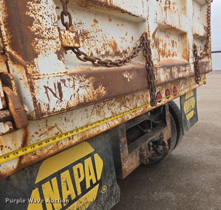 image for item EG9913 2001 International 4900 dump truck