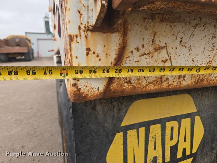 image for item EG9913 2001 International 4900 dump truck