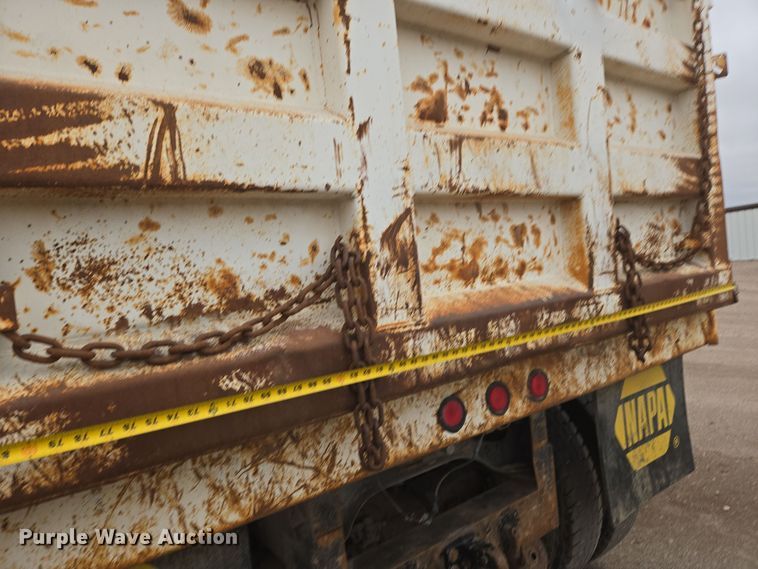 image for item EG9913 2001 International 4900 dump truck