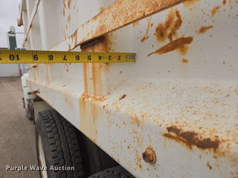 image for item EG9913 2001 International 4900 dump truck