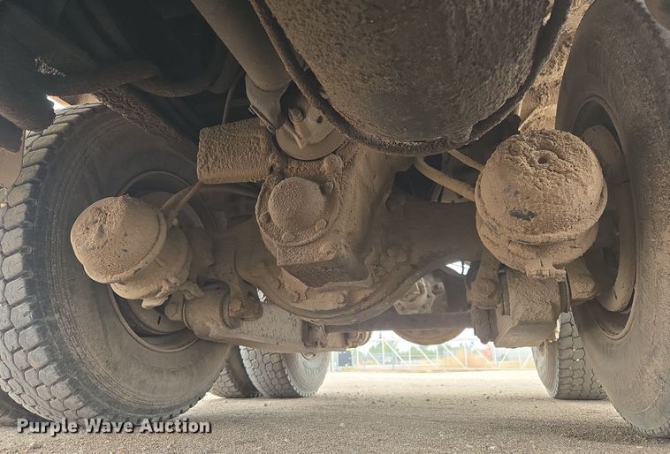 image for item EG9913 2001 International 4900 dump truck