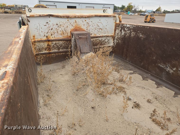 image for item EG9913 2001 International 4900 dump truck