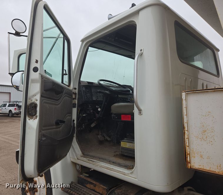 image for item EG9913 2001 International 4900 dump truck