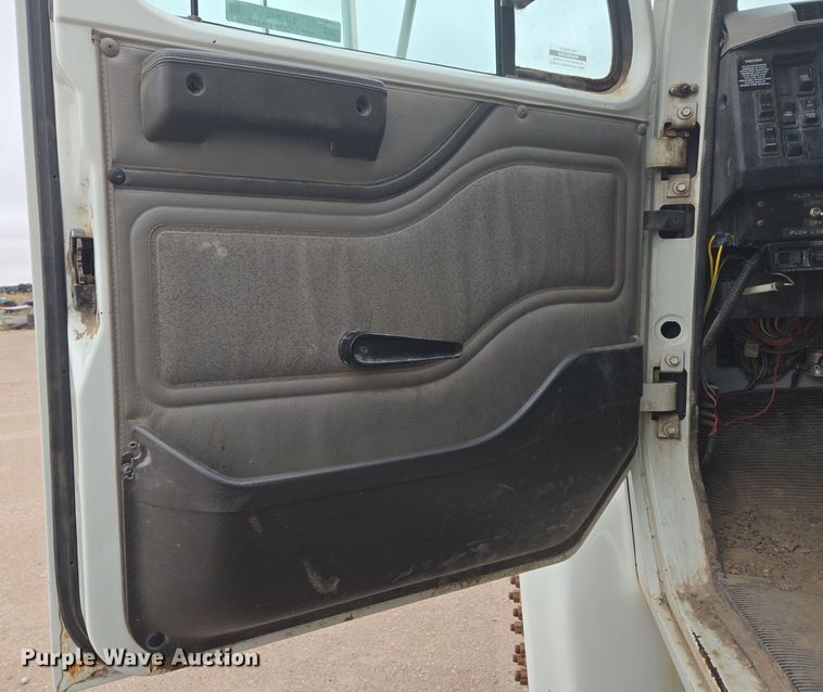 image for item EG9913 2001 International 4900 dump truck