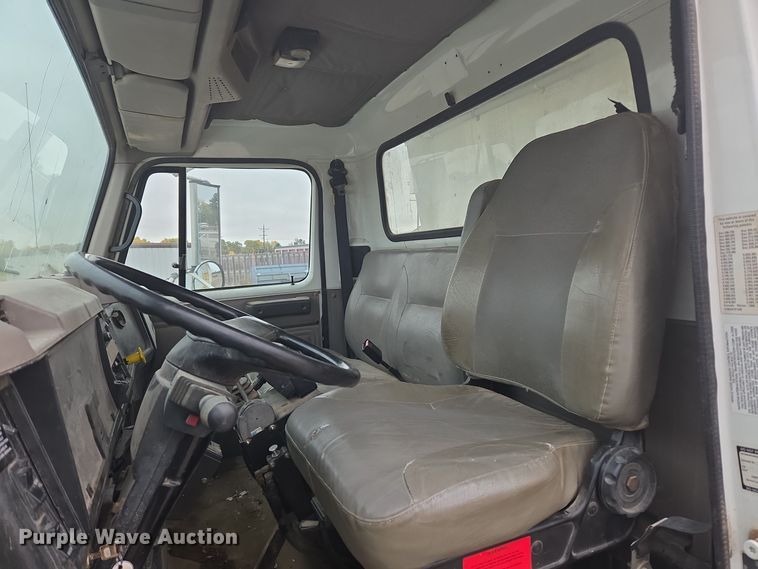 image for item EG9913 2001 International 4900 dump truck