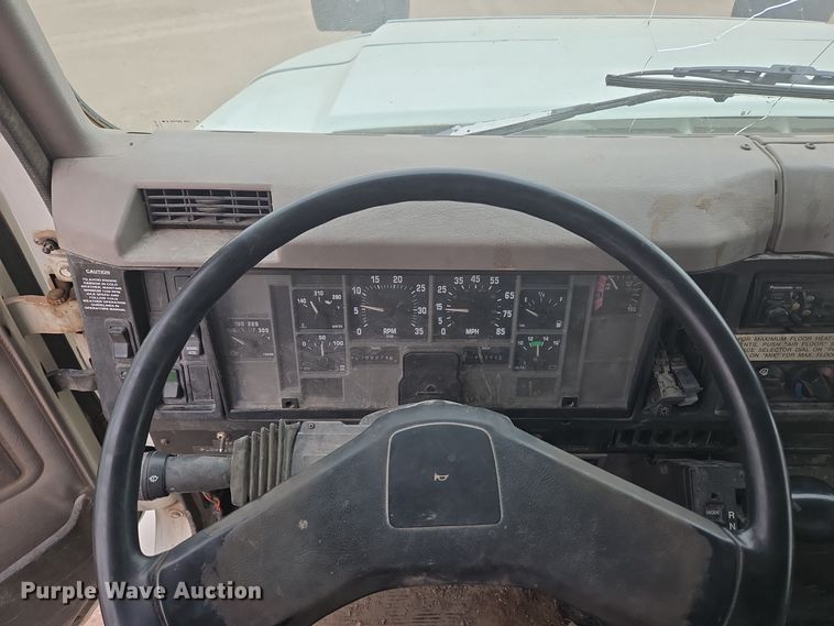 image for item EG9913 2001 International 4900 dump truck