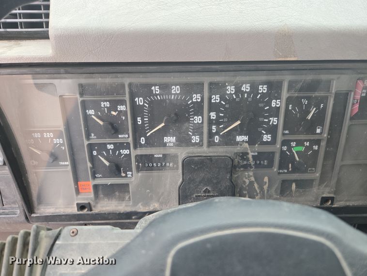 image for item EG9913 2001 International 4900 dump truck