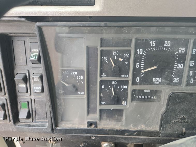 image for item EG9913 2001 International 4900 dump truck