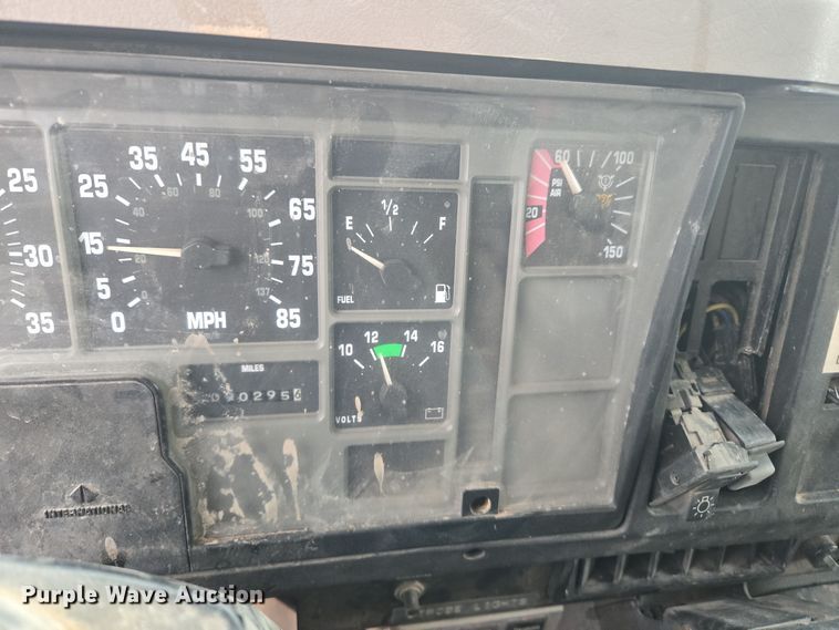 image for item EG9913 2001 International 4900 dump truck