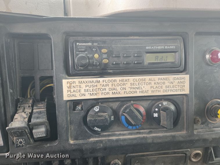 image for item EG9913 2001 International 4900 dump truck