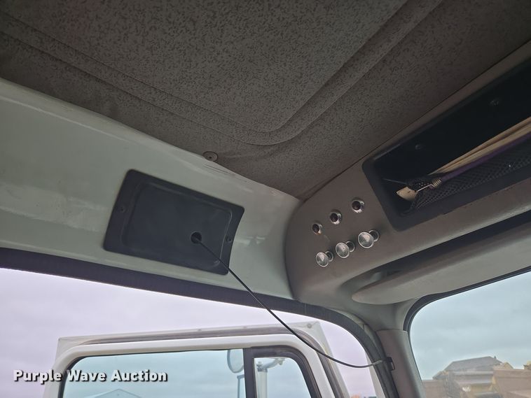 image for item EG9913 2001 International 4900 dump truck