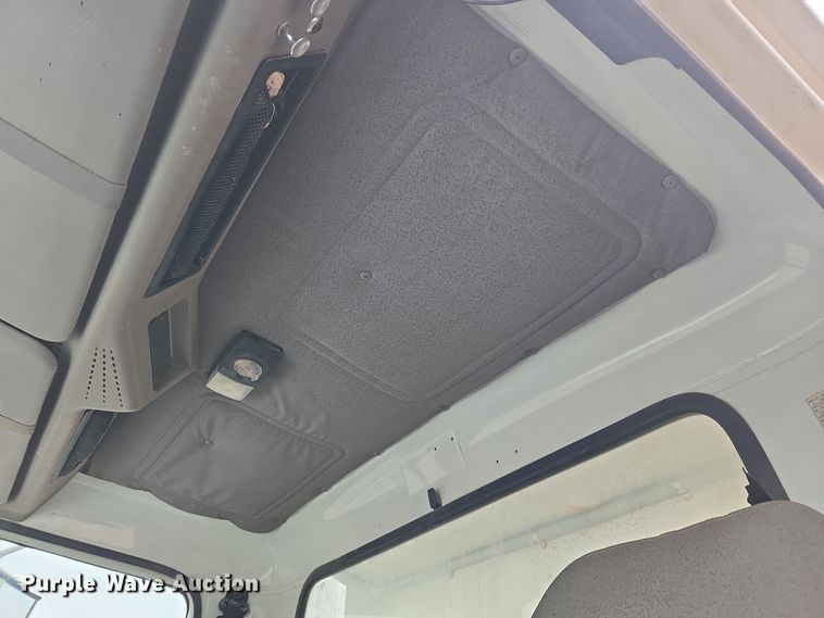 image for item EG9913 2001 International 4900 dump truck