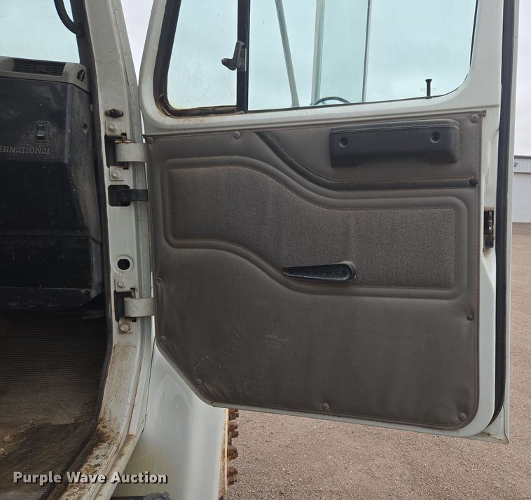 image for item EG9913 2001 International 4900 dump truck