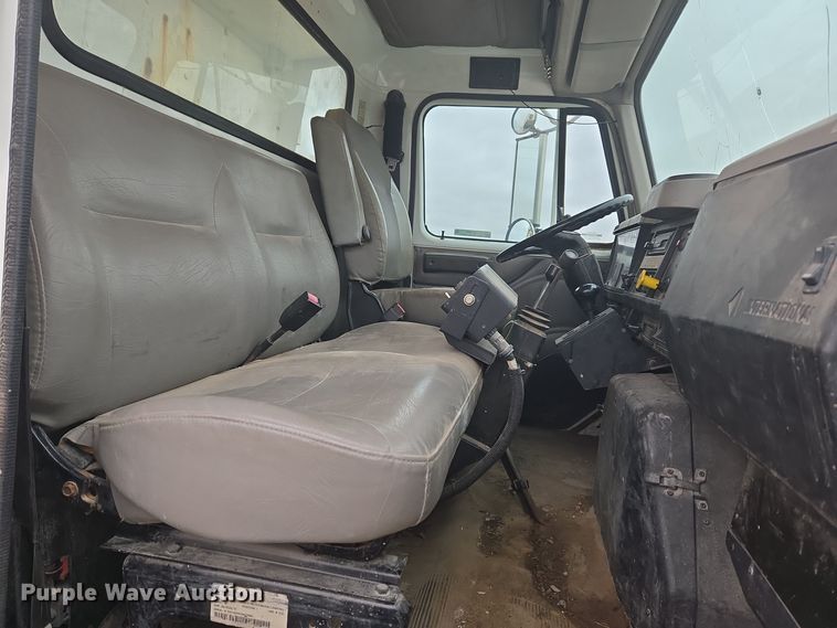 image for item EG9913 2001 International 4900 dump truck